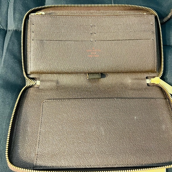 Louis Vuitton Zippy Wallet - Picture 7 of 7